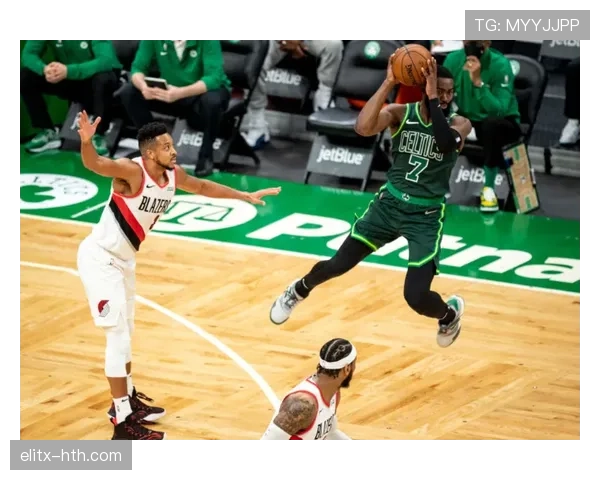 塔图姆关键挡拆助攻提升队内得分爆发能力